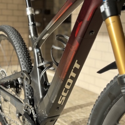 Bicicleta de montanha SCOTT com quadro preto e vermelho e garfo dourado