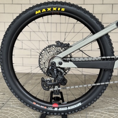 Roda traseira de bicicleta com pneu Maxxis e componentes na base Scott