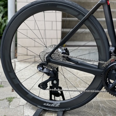 Roda traseira de bicicleta de estrada em carbono com suporte de manutenção.