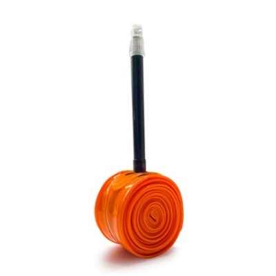 Bomba de ar portátil laranja e preta sobre fundo branco.