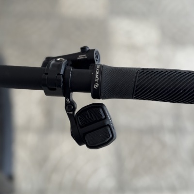 Punho de bicicleta com manete de travão e botão preto