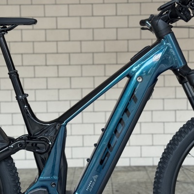 Bicicleta de montanha elétrica SCOTT azul metálica com suspensão dianteira e pneus cravados