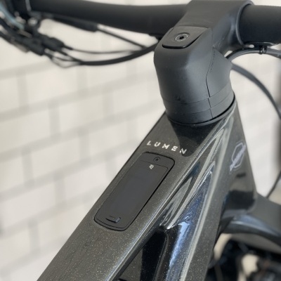 Quadro e guiador de bicicleta elétrica preta com texto LUMEN