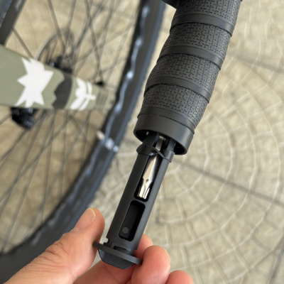 Fita preta no guiador de bicicleta com suporte e ferramenta embutida