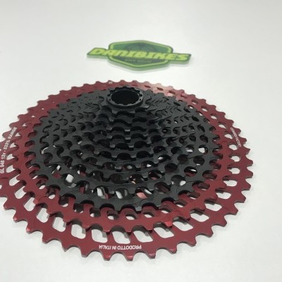 Cassete de bicicleta preto e vermelho com texto PRODOTTO IN ITALIA em fundo branco