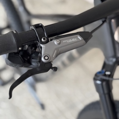 Punho de guiador de bicicleta com manete de travão SRAM Level BRZ cinzento e preto