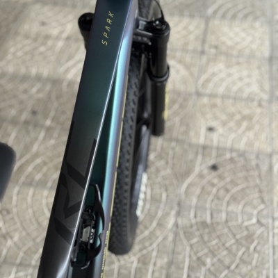 Bicicleta de montanha azul e preta com texto SPARK em amarelo