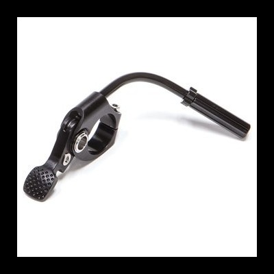 Pedal de alavanca em metal preto com textura antiderrapante e haste curvada