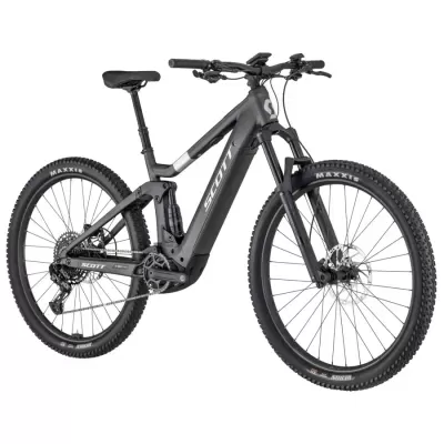 Bicicleta de montanha eléctrica preta da marca SCOTT com pneus MAXXIS e suspensão dupla