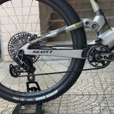 close-up da roda traseira e sistema de transmissão de bicicleta Scott com detalhes de pneus Schwalbe Nobby Nic