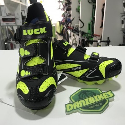 Sapatos de ciclismo LUCK com detalhes fluorescentes numa loja