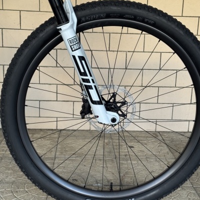 Roda dianteira de bicicleta com suspensão RockShox e pneu Maxxis Aspen