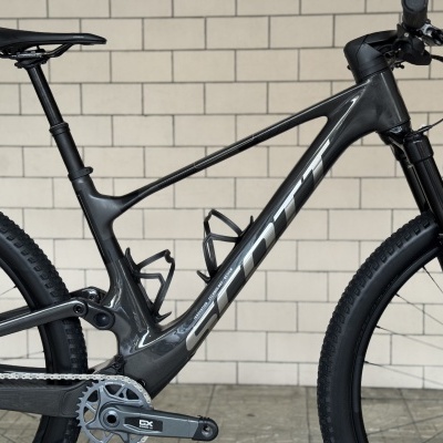 Bicicleta de montanha preta com logo SCOTT