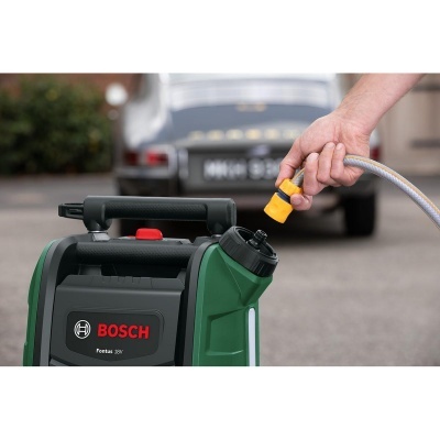 Recipiente Bosch para gasóleo verde e preto com tampa aberta e mão a segurar mangueira amarela