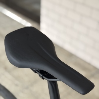 Assento preto de bicicleta com fundo de parede clara desfocada