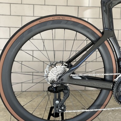 Roda traseira de bicicleta de estrada com aro de carbono e pneu Schwalbe Pro One castanho