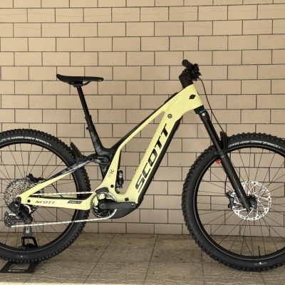 Bicicleta elétrica de montanha SCOTT amarela e preta com suspensão dianteira