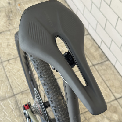Selim preto de bicicleta com recorte central