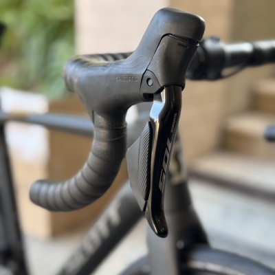 Punho de bicicleta com manete Shimano 105 e guiador revestido de fita preta