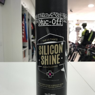 Frasco preto de spray Muc-Off Silicone Shine em loja com bicicletas