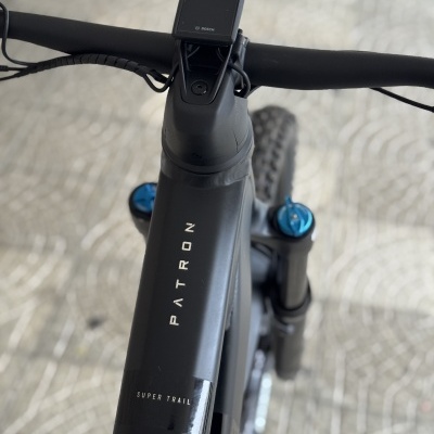 Bicicleta elétrica preta e cinzenta com guiador e display BOSCH