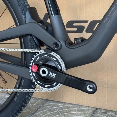 Parte inferior de bicicleta cinza e preta com corrente branca e pedaleira XX SRAM