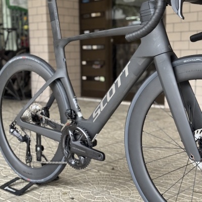 Bicicleta de estrada preta mate SCOTT com rodas de carbono