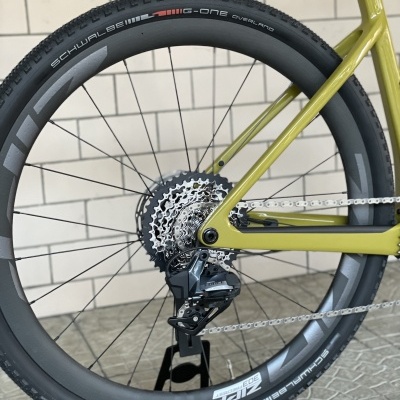 Roda traseira de bicicleta com pneu Schwalbe G-One Overland e quadro verde-limão