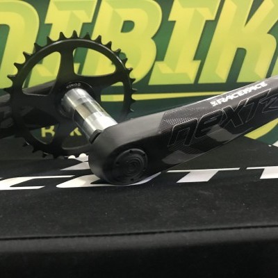 Pedaleira preta para bicicleta com texto 'EXPERIENCE' e 'nexiz'