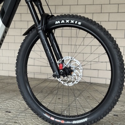 Roda dianteira de bicicleta com pneu Maxxis preto e disco de travão