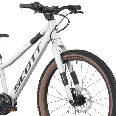 Bicicleta de montanha branca com pneus KENDA e travão de disco