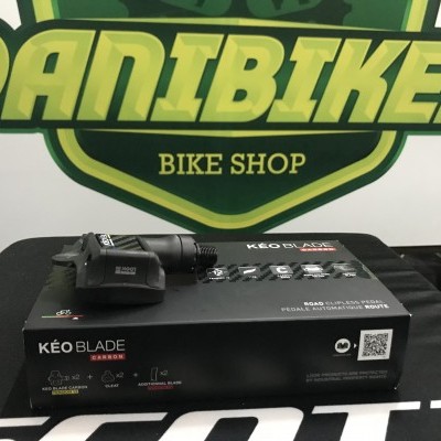 Caixa preta com pedal de bicicleta preto em cima com logotipo DANIBIKES BIKE SHOP ao fundo