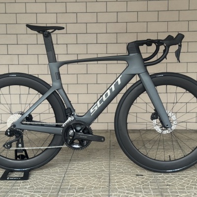 Bicicleta de estrada cinza escuro e preto com marca SCOTT