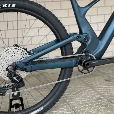 Parte traseira de bicicleta de montanha azul com roda e corrente