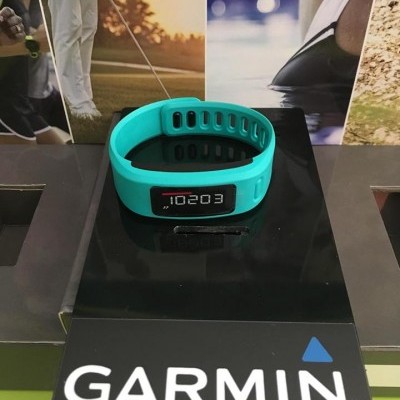 Pulseira desportiva Garmin azul turquesa com ecrã digital