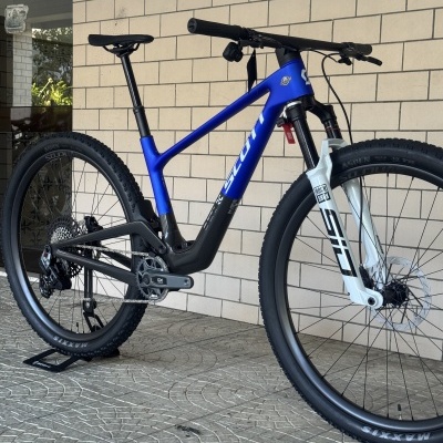 Bicicleta de montanha Scott azul e preta com suspensão Rock Shox branca