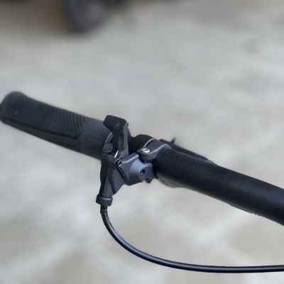 Punho e manete de travão em bicicleta preta em ambiente interior