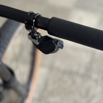 Guiador de bicicleta preta com punho de espuma e manete preta