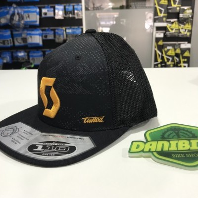 Boné preto com detalhes amarelos e placa DANBIKES ao lado