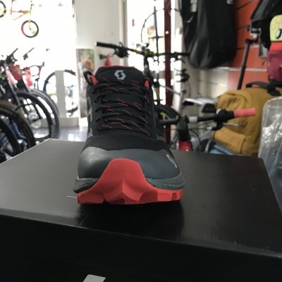 Ténis desportivos pretos e vermelhos SCOTT em loja de bicicletas