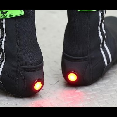 Sapatos pretos com luz traseira vermelha e etiqueta verde SEALSKINZ