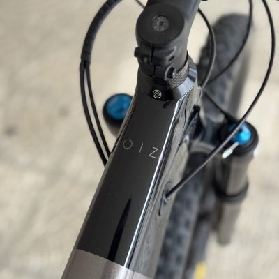 Quadro superior de bicicleta de montanha preto e cinza com cabos e garfo dianteiro azul