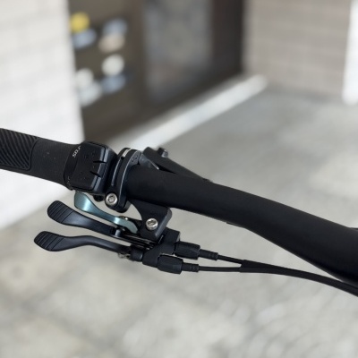 Punho de bicicleta preto com manete e botões de mudança de velocidades