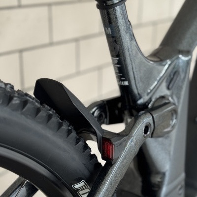 Quadro traseiro de bicicleta cinza metálico com guarda-lamas preto e luz traseira vermelha SYNTES
