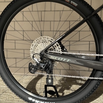 Roda traseira de bicicleta com pneus Maxxis Rekon Race e  quadro preto Scott