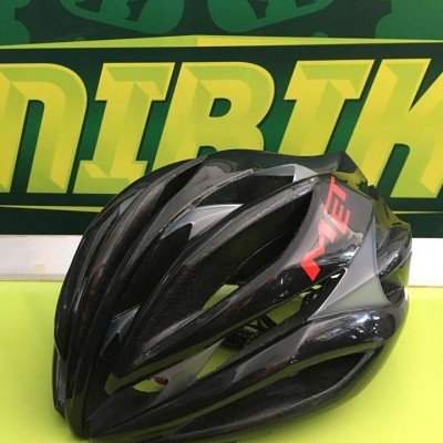 Capacete de bicicleta preto e cinzento com logo MET vermelho