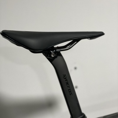 Selim de bicicleta preto com suporte SYNTOS contra fundo branco