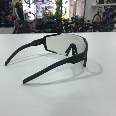 Óculos de proteção desportivos com armação preta e lentes transparentes