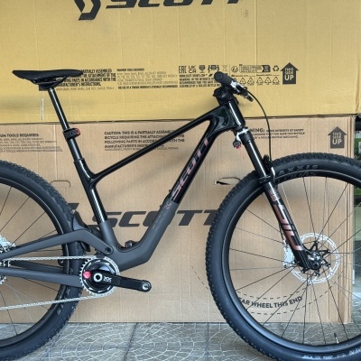 Bicicleta de montanha Scott preta com pneus largos e suspensão dianteira