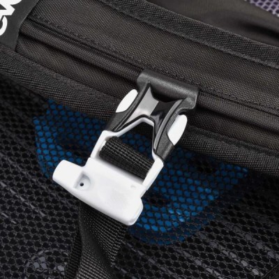 Fecho de mochila em plástico preto e branco com tecido em rede preta e fundo azul visível